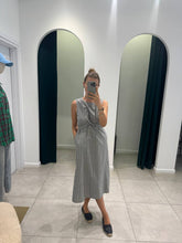 Load image into Gallery viewer, Sleeveless midi dress